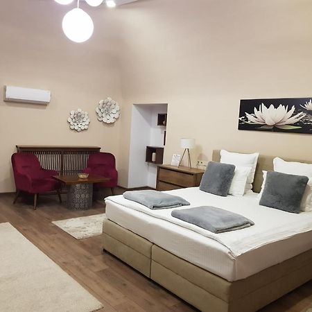 Imperial Rooms - Ultracentral - Jacuzzi Cu Hidromasaj Орадя Екстер'єр фото