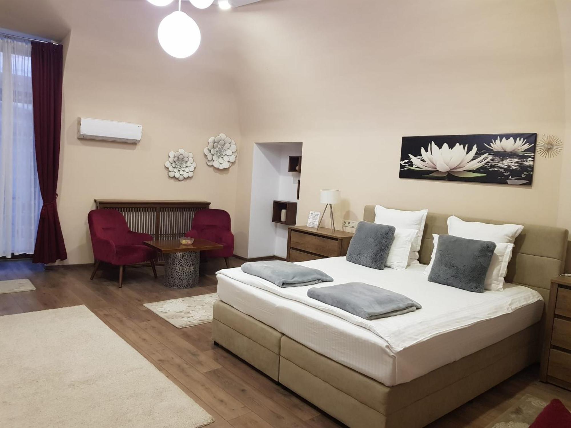 Imperial Rooms - Ultracentral - Jacuzzi Cu Hidromasaj Орадя Екстер'єр фото